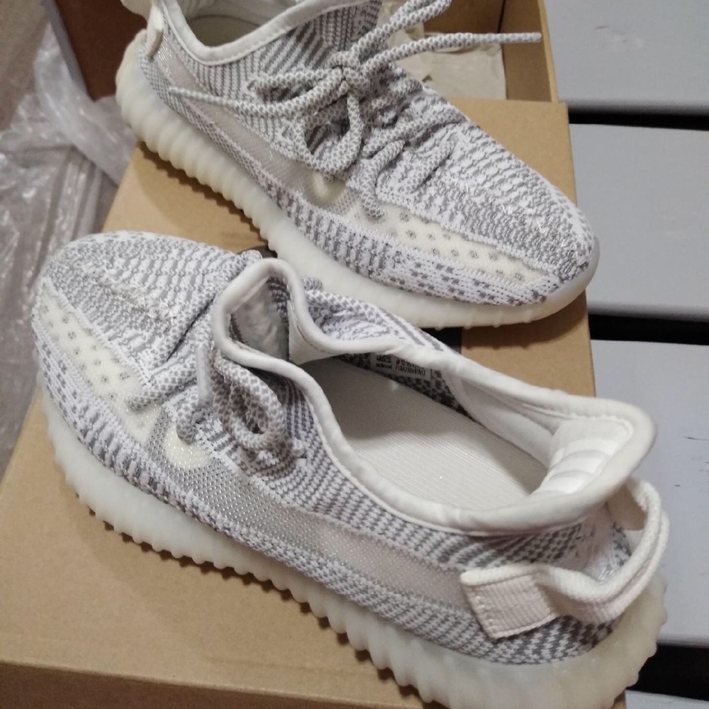 Yeezy static non reflective SIZE 4